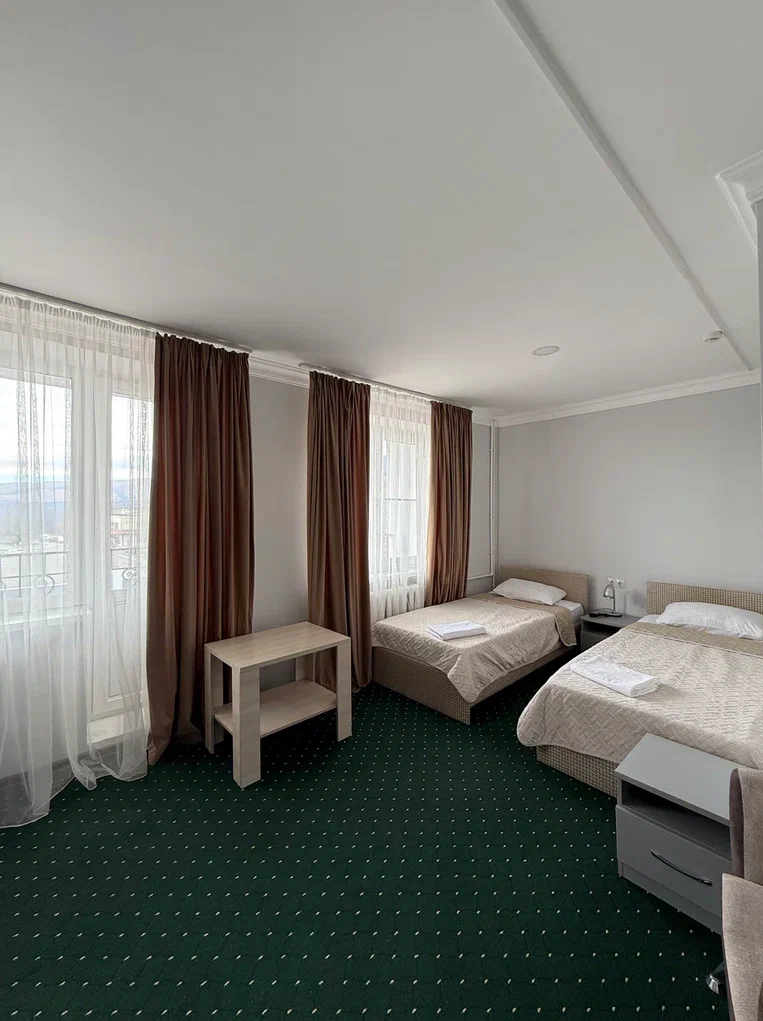 Стол и вид из окна