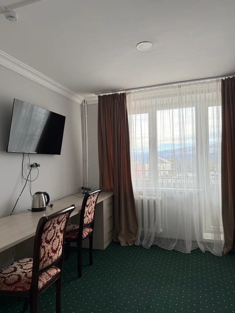 Стол и вид из окна