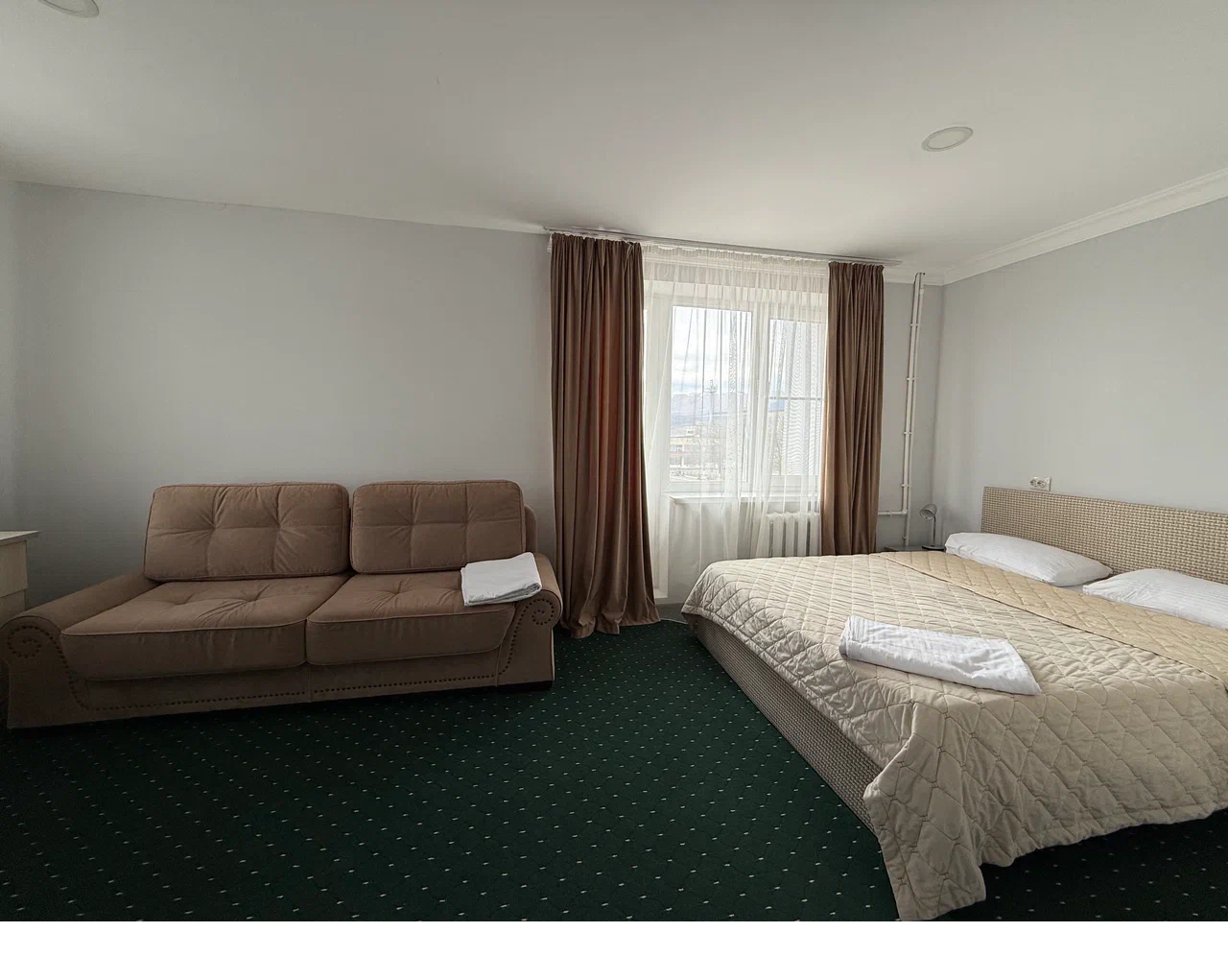 Стол и вид из окна